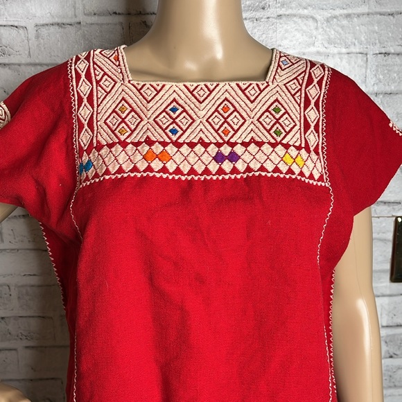 Huipil Oaxaca red embroidered short sleeve top - Picture 3 of 5